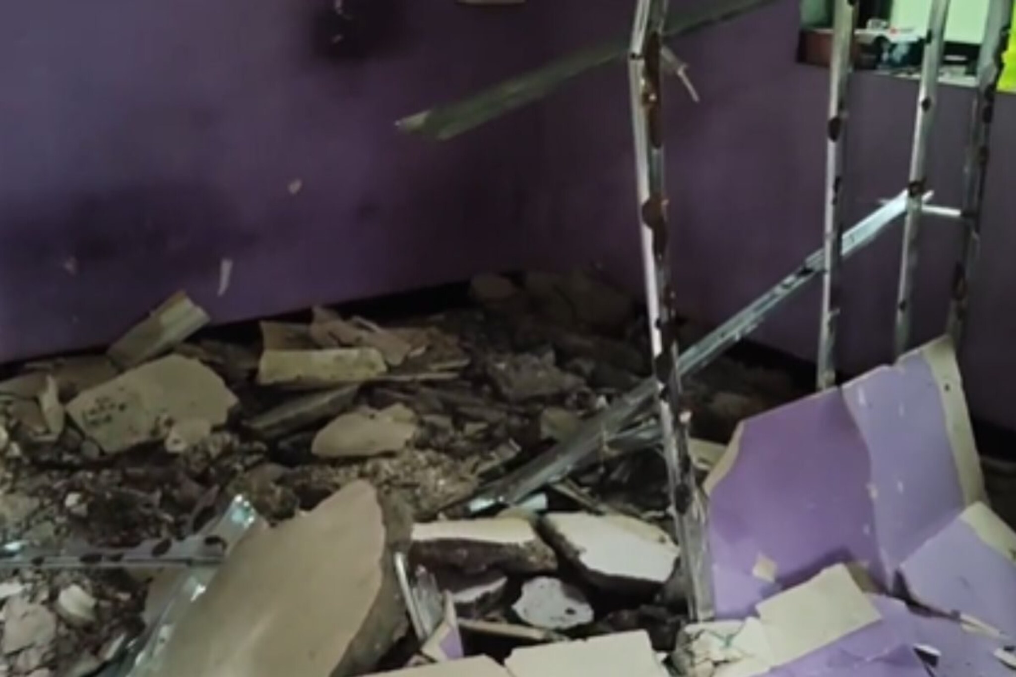 विरारमध्ये आणखी एक इमारत कोसळली, पहाटे नागरिक जीव मुठीत धरून धावले