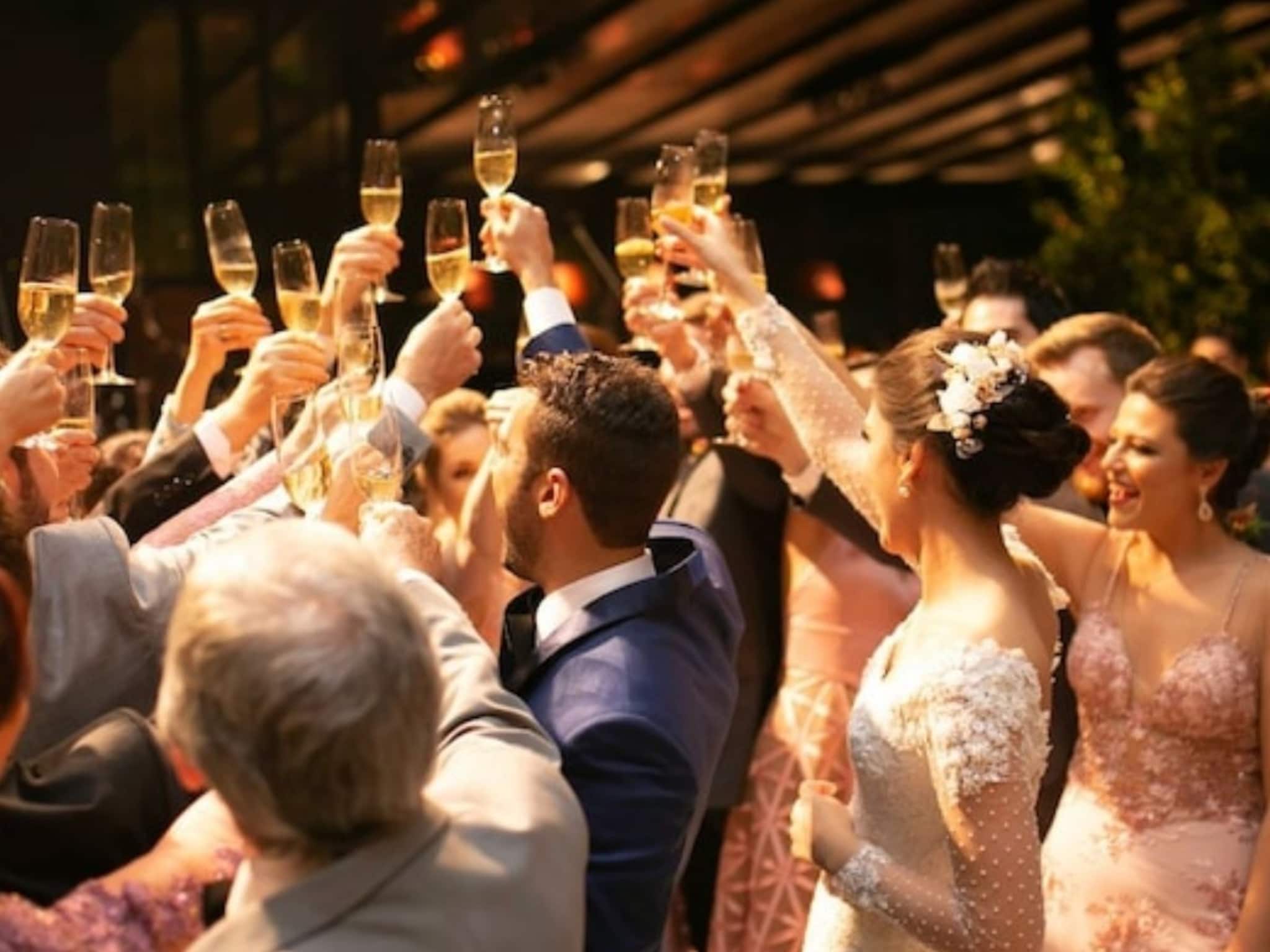 अरे ही कोण? लग्नाचे फोटो पाहताना कपलला दिसली वेगळीच व्यक्ती, 4 वर्षांनी उलगडलं रहस्य