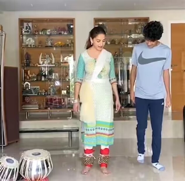 त्याने केवळ वेस्टर्न नाही, तर भारतीय शास्त्रीय नृत्यप्रकार कथ्थक देखील शिकायला सुरुवात केली आहे आणि तेही स्वतः आई माधुरीकडून.