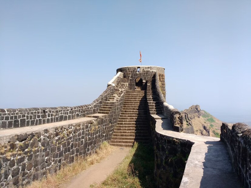  झुंजर बुरुज किल्याच्या संरक्षणासाठी बांधलेला हा बुरूज अतिशय भक्कम आहे. या बुरुजाने आक्रमकांपासून सिंहगडाचं संरक्षण केलेलं आहे.