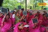 नऊवारी साडी अन् पाठीवर दप्तर, ठाण्यातील अनोखी शाळा, सगळ्याच विद्यार्थिनी साठीपार