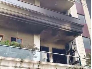 पहिल्या मजल्यावर AC चा स्फोट, सेकंड फ्लोरवर आई-बापासह चिमुरडीचा हृदयद्रावक शेवट, श्वानही नाही वाचला पहिल्या मजल्यावर AC चा स्फोट, सेकंड फ्लोरवर आई-बापासह चिमुरडीचा हृदयद्रावक शेवट, श्वानही नाही वाचला