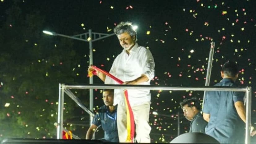 मात्र, दुर्दैवाने, उष्णता, दमछाक आणि प्रचंड गर्दीमुळे श्वास गुदमरून २९ जणांचा मृत्यू झाल्याची बातमी समोर आली आहे. दरम्यान, अशातच दक्षिणेकडील या सुपरस्टारच्या अफाट संपत्तीची चर्चाही होत आहे.