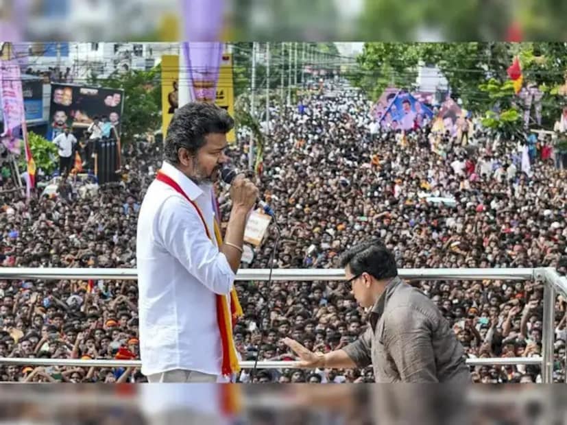 मुंबई: बॉलिवूडचे ज्येष्ठ अभिनेते धर्मेंद्र त्यांच्या रंगेल स्वभावामुळे आणि रागीट व्यक्तिमत्त्वासाठीही खूप प्रसिद्ध आहेत. आजही त्यांची क्रेझ चाहत्यांमध्ये कायम आहे. 