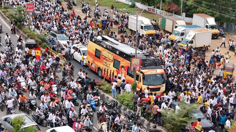 सभेदरम्यान अचानक गर्दीतील लोकांना अस्वस्थ वाटू लागले आणि अनेक लोक जागेवरच कोसळले. तात्काळ त्यांना करूर मेडिकल कॉलेज हॉस्पिटल आणि जवळील खाजगी रुग्णालयांमध्ये दाखल करण्यात आले.