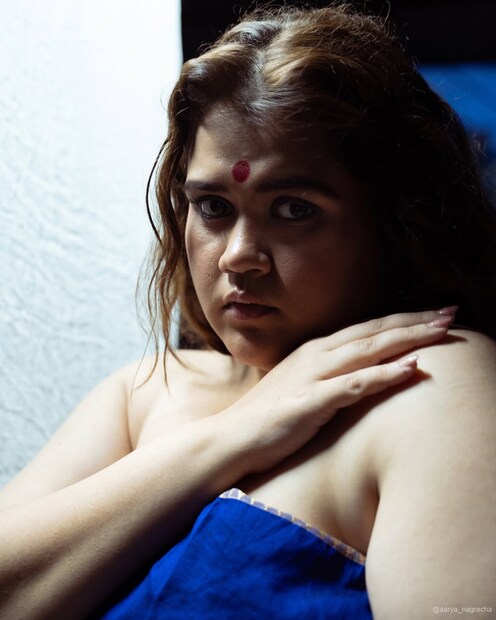 तिने निळ्या रंगाच्या साडीत एक खास फोटोशूट केलं आहे. पण, या फोटोशूटची चर्चा फक्त तिच्या सौंदर्यामुळे नाही, तर त्यामागे असलेल्या खास संदेशामुळे होत आहे.