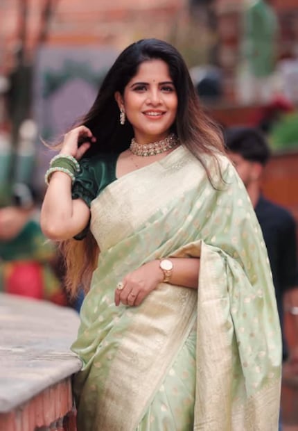  अमृता म्हणाली,"तुमच्या आयुष्यात काय चढ-उतार आले आहेत यावरुन तुम्ही प्रेरणा घ्यायला हवी. मला शाहरुख खानकडून त्याची बोलण्याची शैली प्रेरित करते. ज्या पद्धतीने तो काम करतो ते मला खूप प्रेरणादायी वाटतं. शाहरुखचा उत्स्फूर्तपणा मला भावतो".