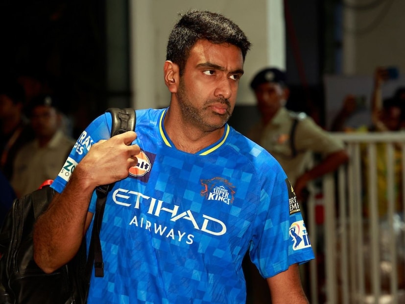 'तुम्ही 2027 ला दक्षिण आफ्रिकेत जात आहात. श्रेयस अय्यर पुनरागमन करेल तेव्हा तो चौथ्या क्रमांकाचा सर्वोत्तम खेळाडू आहे. ऋतुराजलाही तुम्ही विराट-रोहितसोबत टॉप-4 मध्ये वापरू शकता. ओपनिंगला कोण येईल ते मला माहिती नाही, पण विराट-रोहितने ओपनिंगला यावं, असं मला वाटतं. विराट टी-20 मध्ये ओपन करतो', असं अश्विन म्हणाला.