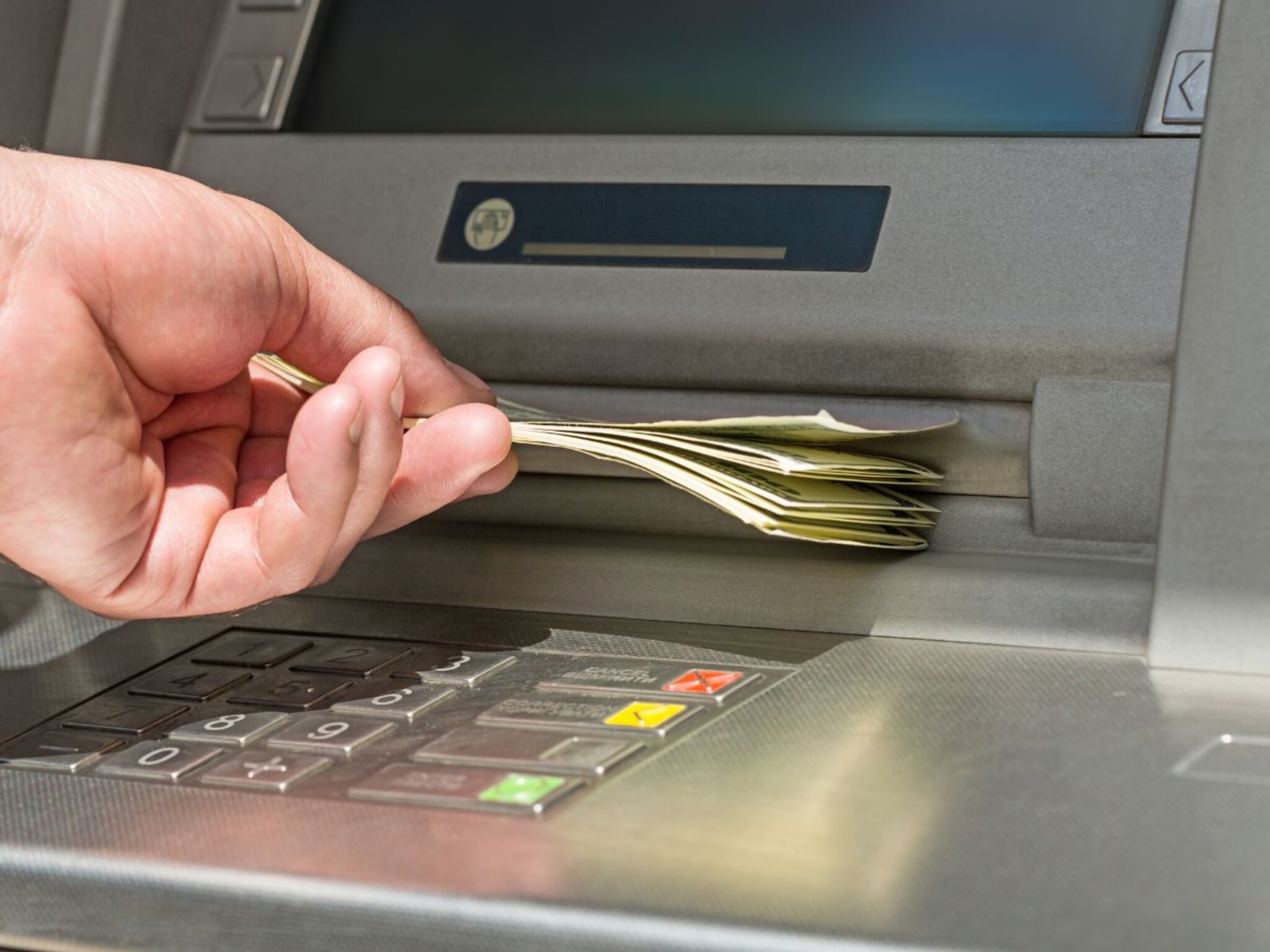 ATM वरचं हे छोटं छिद्र बनलं चोरट्यांचं नवं हत्यार, क्षणात असं होऊ शकतं तुमचं खातं साफ