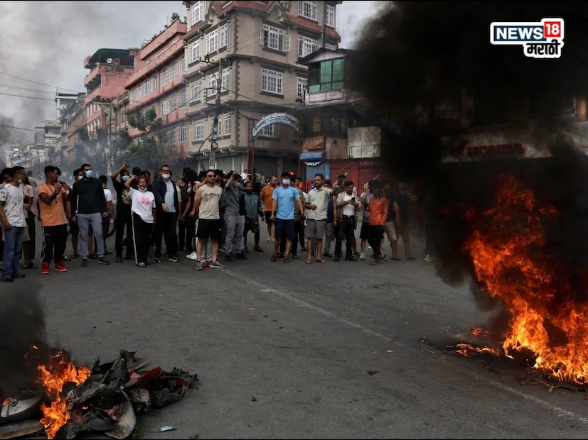 नेपाळमध्ये सध्या मोठी राजकीय अस्थिरता निर्माण झाली आहे. संतप्त झालेल्या तरुणाईने नेपाळची संसद आणि न्यायालयाच्या परिसरात आग लावली आहे. या अनागोंदीमुळे अनेक मंत्र्यांनी देश सोडून पळायला सुरुवात केली आहे. नेपाळमध्ये सध्या मोठी राजकीय अस्थिरता निर्माण झाली आहे. संतप्त झालेल्या तरुणाईने नेपाळची संसद आणि न्यायालयाच्या परिसरात आग लावली आहे. या अनागोंदीमुळे अनेक मंत्र्यांनी देश सोडून पळायला सुरुवात केली आहे.