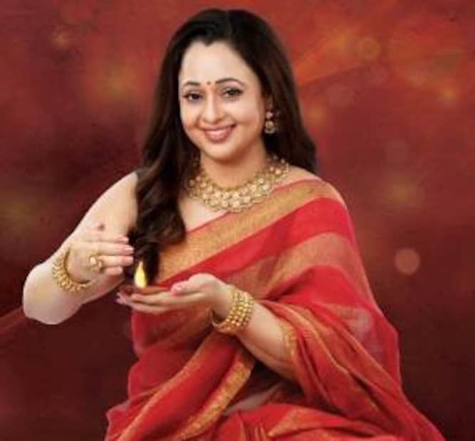  44 वर्षीय अभिनेत्रीचा रील आणि रिअल दोन्ही आयु्ष्यात उद्योग आहे. मालिकेत माधवी भिडे लोणची-पापड विकत असली तरी खऱ्या आयुष्यात सोनालिका जोशी बिझनेस आणि फॅशन डिझायनिंगसोबत जोडली गेली आहे.