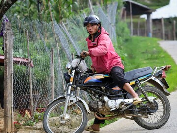 बाईकचं ऑइल कधी बदलायचं? गाडी सुरक्षित ठेवण्यासाठी हे संकेत ओळखा बाईकचं ऑइल कधी बदलायचं? गाडी सुरक्षित ठेवण्यासाठी हे संकेत ओळखा