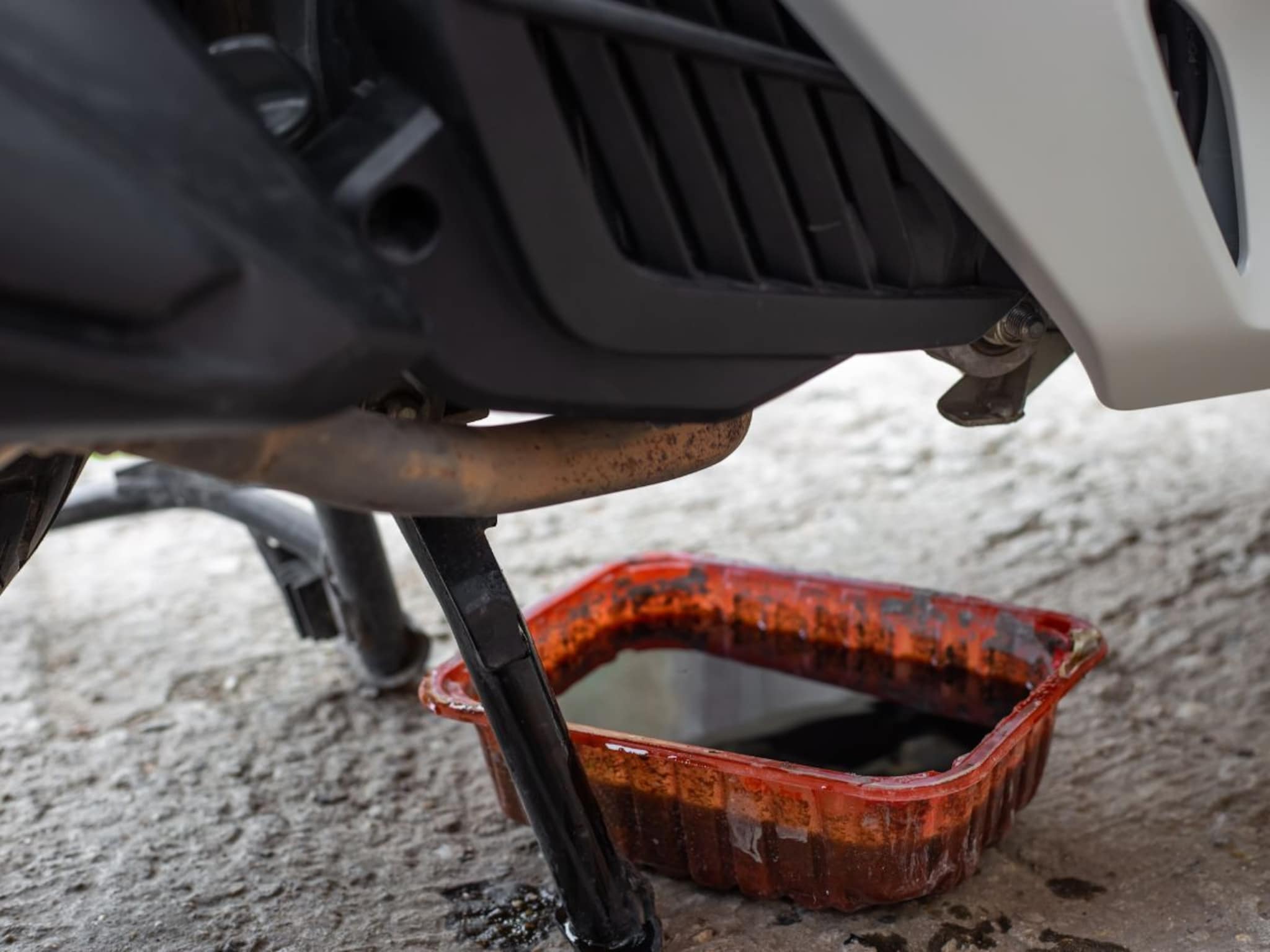 Bike Oil : बाईकचं ऑइल कधी बदलायचं? गाडीने दिलेले हे संकेत कधीही दुर्लक्षित करु नका