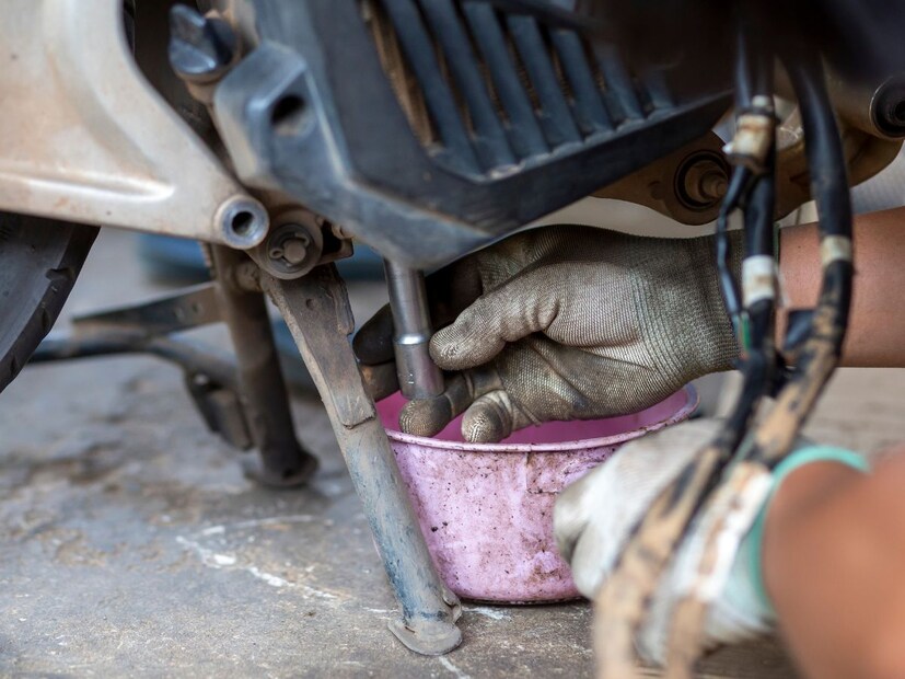 5. ऑइल लेव्हलप्रत्येक बाईकमध्ये इंजिनाशेजारी एक छोटी खिडकी असते. त्यातून ऑइलची पातळी पाहता येते. जर पातळी कमी वाटली तर लगेच नवीन ऑइल घालणं आवश्यक आहे.