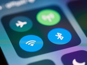 लोगोचा रंग निळा पण दातांशी काय संबंध? ब्लूटूथच्या नावाची इंटरेस्टिंग स्टोरी लोगोचा रंग निळा पण दातांशी काय संबंध? ब्लूटूथच्या नावाची इंटरेस्टिंग स्टोरी