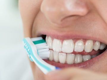 दात घासू नका! पुण्याच्या डेटिंस्टचा सल्ला, अजब वाटेल पण सांगितलं लॉजिकल कारण दात घासू नका! पुण्याच्या डेटिंस्टचा सल्ला, अजब वाटेल पण सांगितलं लॉजिकल कारण