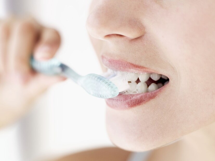 खाल्ल्यानंतर 4-6 तासांनी दातांवर प्लाक म्हणजे एक चिकट थर तयार व्हायला सुरुवात होते. 12 तासांनंतर प्लाक कडक होतो आणि टार्टर तयार होतो. 24 तासांनंतर हिरड्या सुजायला लागतात, रक्तस्त्राव सुरू होतो आणि तोंडातून दुर्गंधी येऊ लागते.