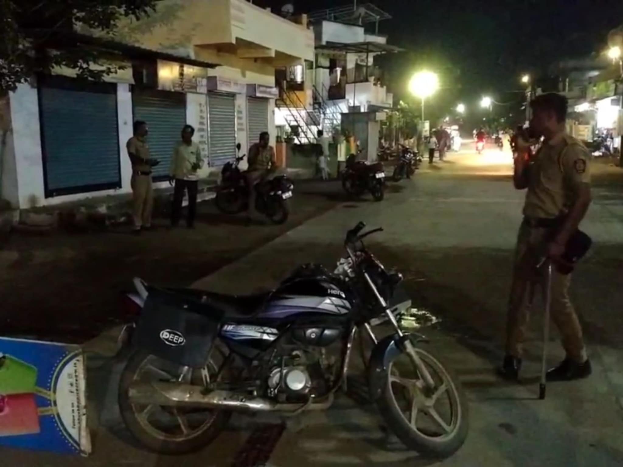 रात्री 8 जणांनी घेरलं, एकाने चॉपरने केले सपासप वार, जळगावात रक्तरंजित कांड!