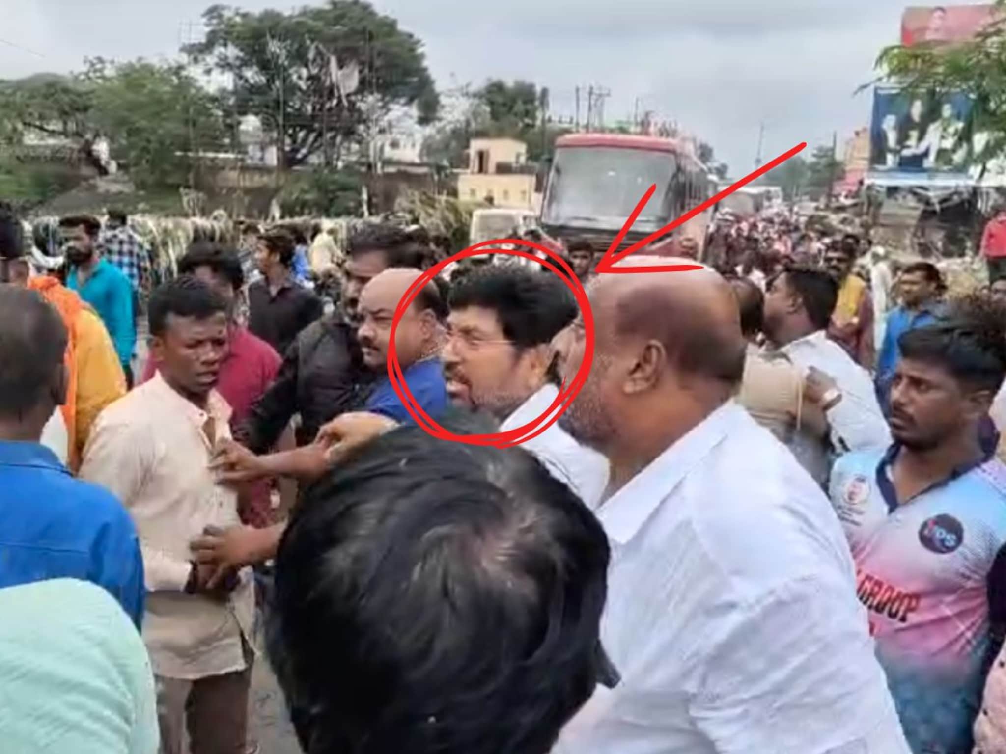 आमदार अर्जुन खोतकरांसमोर तुंबळ हाणामारी, 2 गटांनी एकमेकांना धू धू धुतलं, VIDEO व्हायरल