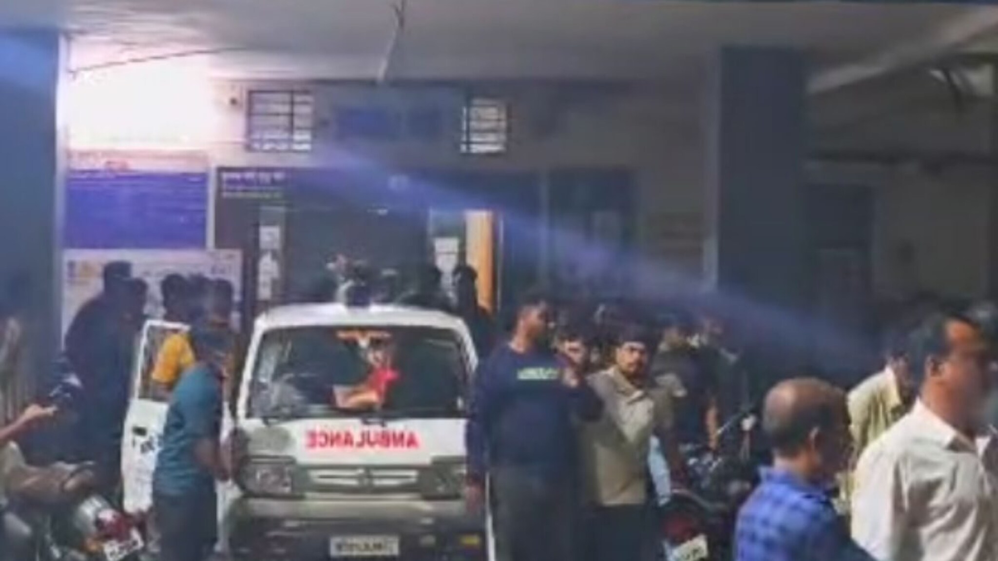 बुलढाण्यात दोन तरुणांमध्ये रक्तरंजित राडा, एकाने पोट चिरलं, दुसऱ्याने भोसकलं, चौकात घडला भयंकर प्रकार!