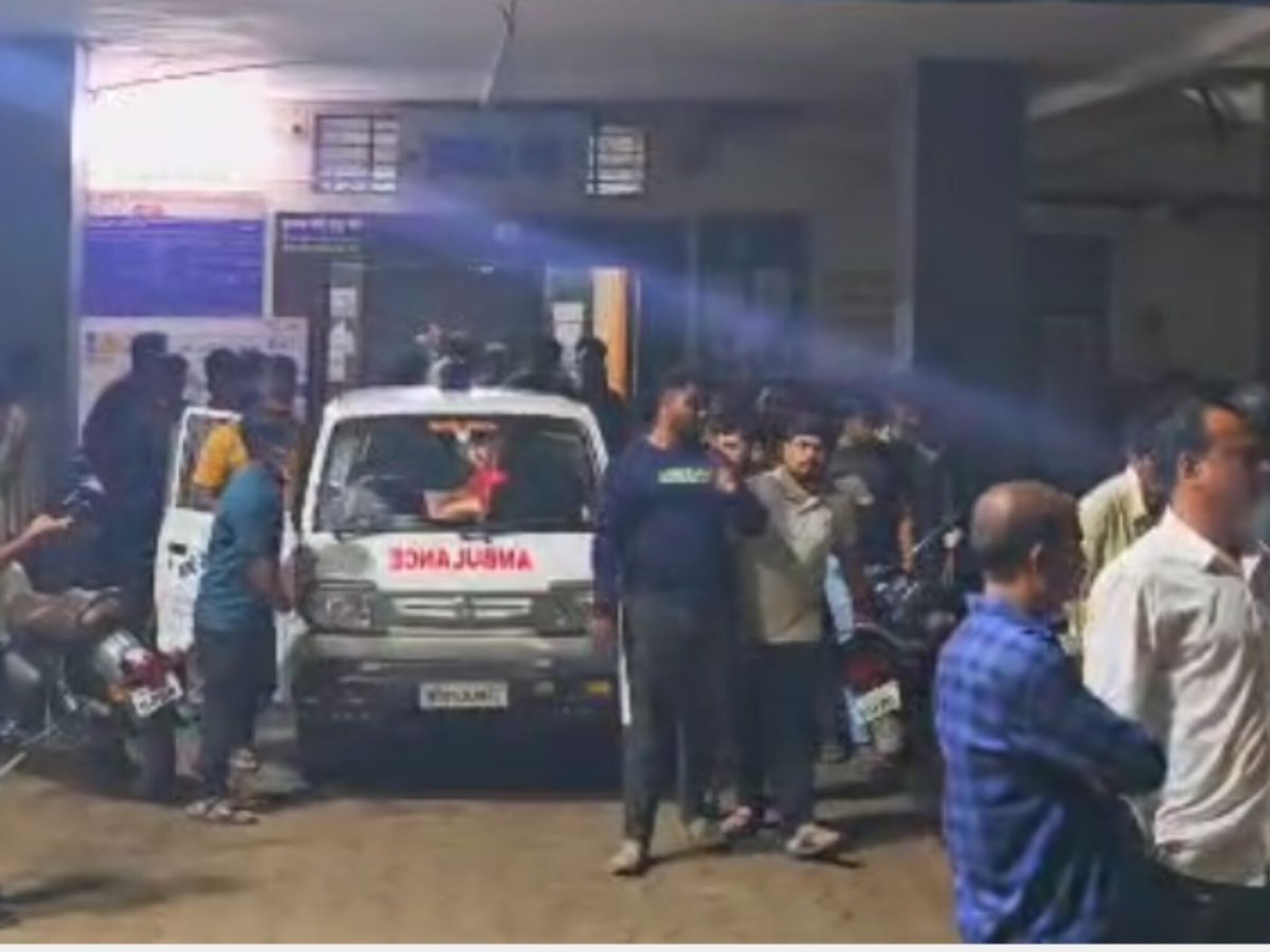 बुलढाण्यात दोन तरुणांमध्ये रक्तरंजित राडा, एकाने पोट चिरलं, दुसऱ्याने भोसकलं, चौकात घडला भयंकर प्रकार!