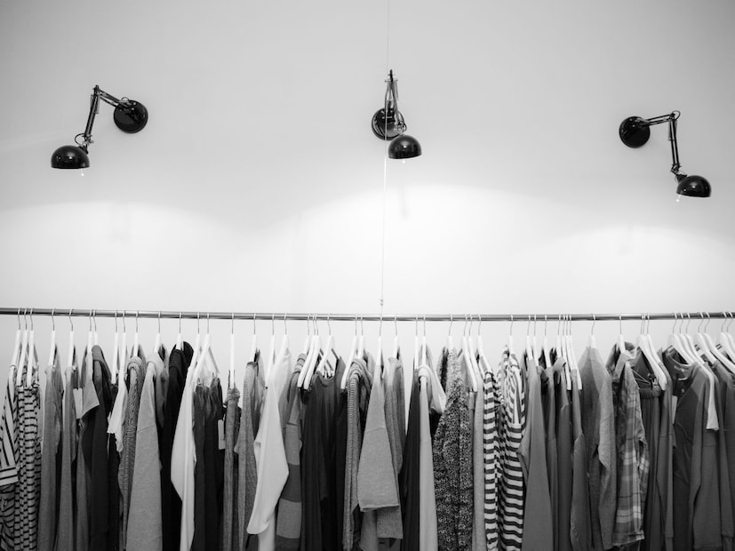 मृत व्यक्तीच्या कपड्यांचे काय करायचं? गरुड पुराणानुसार, कोणत्याही मृत व्यक्तीचे कपडे घालणे योग्य मानले जात नाही. याचे कारण म्हणजे, कपड्यांशी देखील मृताचा मोह जोडलेला असतो. त्यामुळे जर कुटुंबातील किंवा जवळचे लोक हे कपडे परिधान करत असतील, तर त्याचा नकारात्मक परिणाम होऊ शकतो. त्यानं मृताच्या आत्म्याचे या जगाशी असलेले नाते तुटत नाही आणि तो याच जगात भटकत राहतो. इतकेच नाही तर मृत व्यक्तीचे कपडे परिधान केल्याने पितृदोष देखील लागू शकतो. शक्य असल्यास हे कपडे गरजूंना किंवा गरीब लोकांना दान करावेत, यामुळे आत्म्याला शांती मिळते आणि वस्तूचा योग्य उपयोग देखील होतो.
