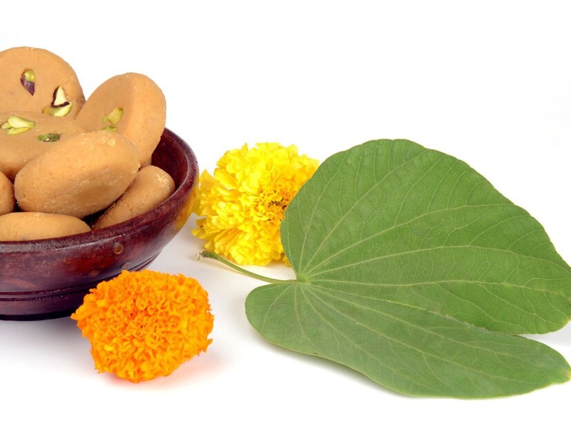 सोप्या शब्दात सांगायचं तर, आपट्याचे पान सौंदर्य, श्रद्धा आणि शुभ्रतेचे प्रतीक असल्यामुळे त्याला सोन्यासारखे मानले जाते.