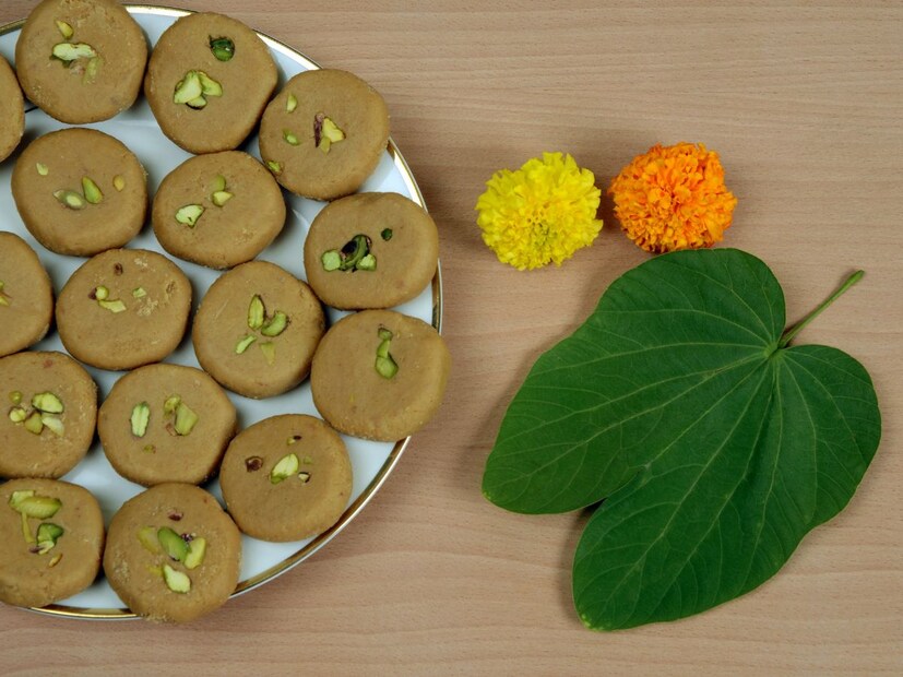 सांस्कृतिक प्रतीक: इतिहासात आपट्याचे पान संपत्ती, समृद्धी आणि सौभाग्याचे प्रतीक मानले जात असे. पानावर काही वेळा सोन्यासारखा रंग किंवा सजावट केली जाते, ज्यामुळे लोक त्याला “सोनं” म्हणू लागले.