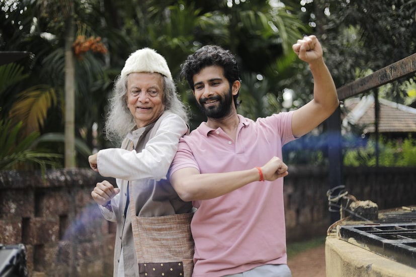 "प्रेक्षकांनी तर सकाळी 7:30 पासून ते रात्री 11:55 पर्यंतचे शोज फुल करुन दाखवून त्यांचं प्रेम दाखवलंय. साखळीतल्या पहिल्या माणसापासून ते शेवटच्या माणसापर्यंत साऱ्यांनी प्रामाणिकपणे केलेल्या मेहनतीचं हे फळ आहे."