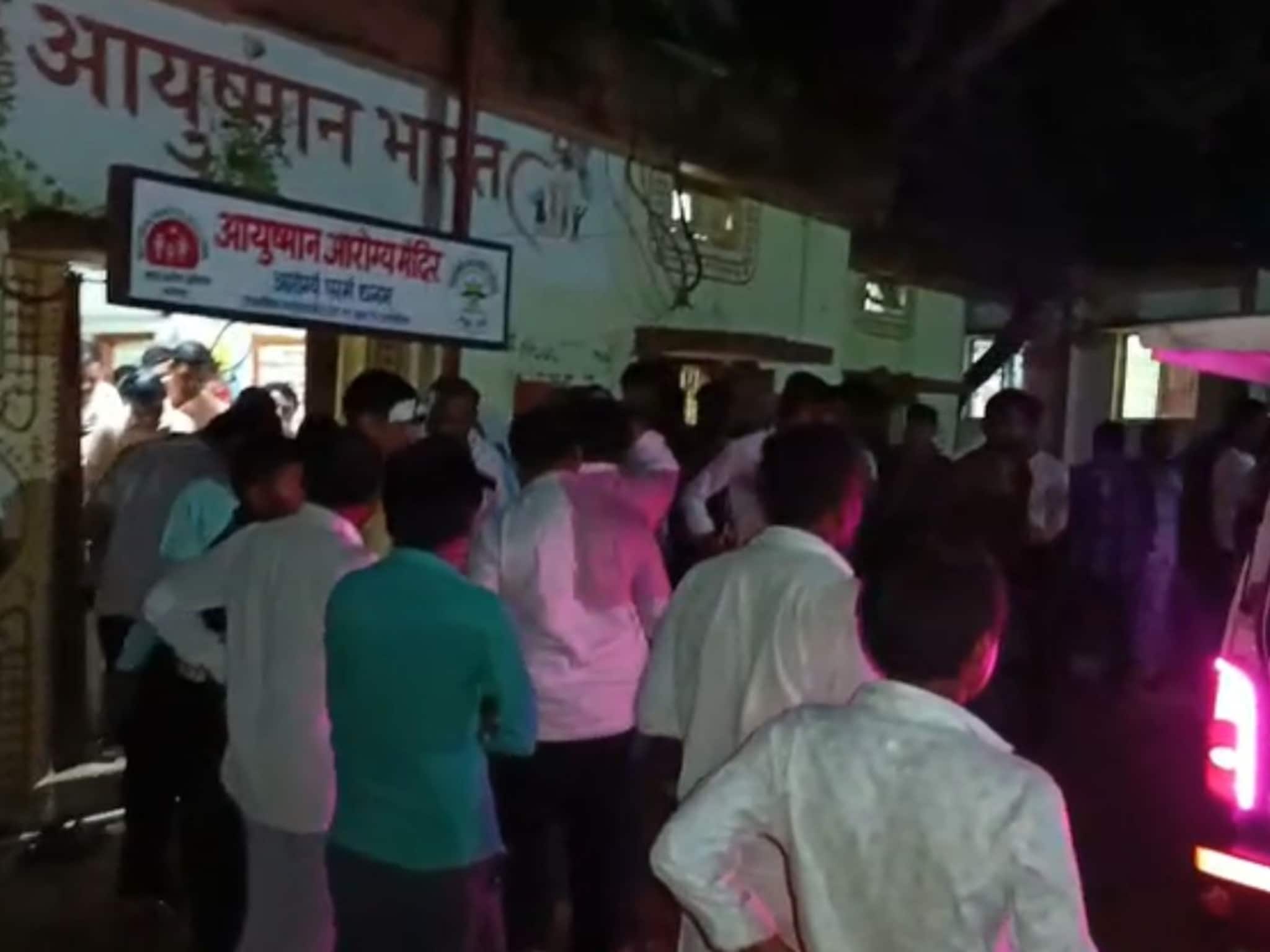 Crime News : आधी गाडी अडवली, मग कोयत्या काठ्यांनी बेदम चोपलं, धाराशीवमध्ये शासकीय कर्मचाऱ्यांवर जीवघेणा हल्ला Crime News : आधी गाडी अडवली, मग कोयत्या काठ्यांनी बेदम चोपलं, धाराशीवमध्ये शासकीय कर्मचाऱ्यांवर जीवघेणा हल्ला