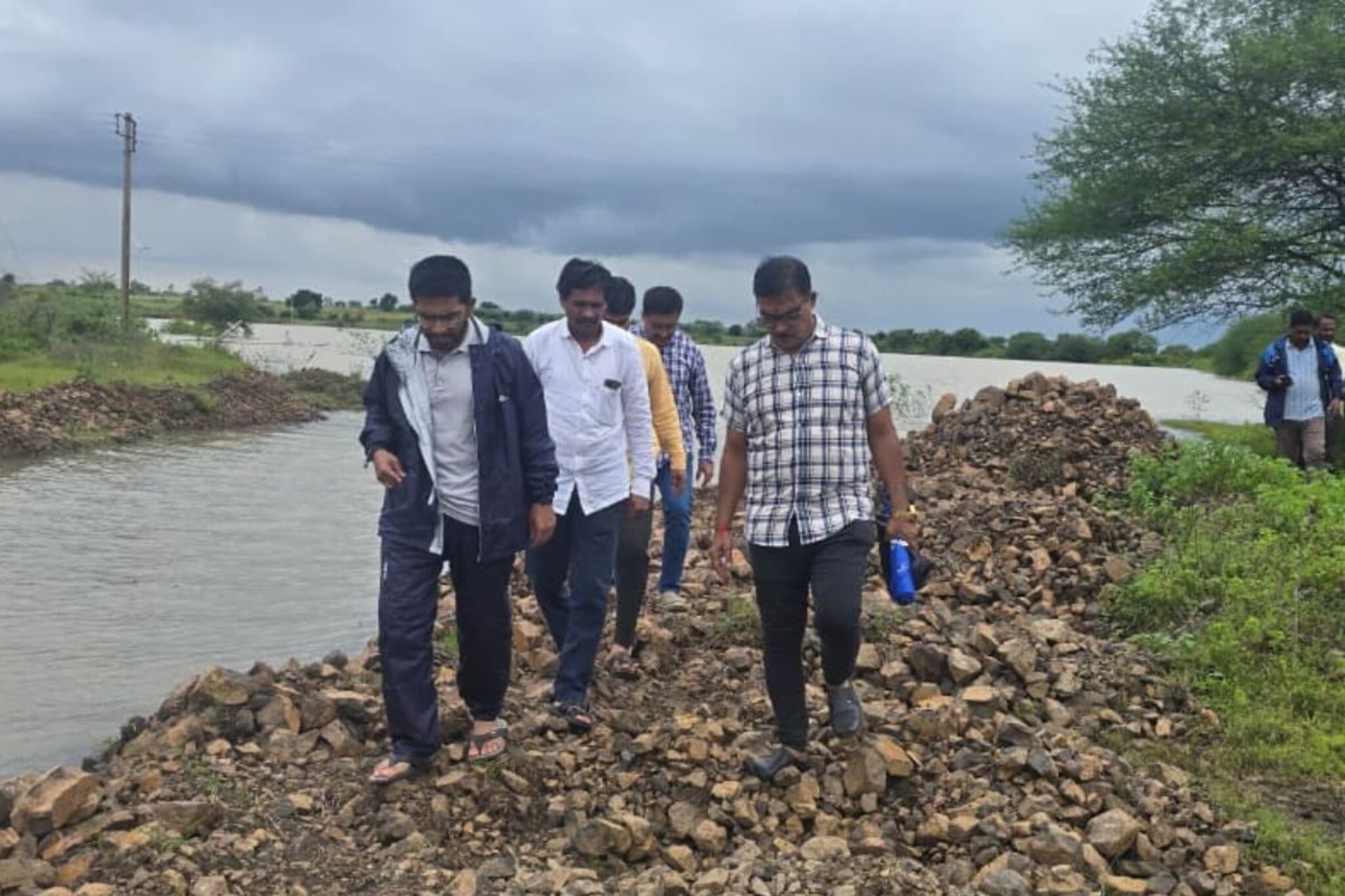 वडिलांच्या निधनाचं दु:ख गटागटा गिळलं, धाराशिवचे मैनाक घोष दुसऱ्याच दिवशी कर्तव्य