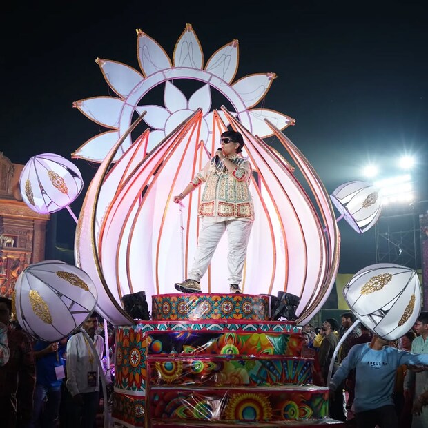 वर्षभर फारशी कुठे न दिसणारी फाल्गुनी पाठक नवरात्रीच्या नऊ दिवसांत सर्वांसमोर येते आणि फाल्गुनी पाठक म्हणजे काय हे दाखवून देते. 