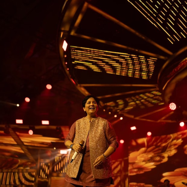 नवरात्रीदरम्यान ती बहुतेक गायकांपेक्षा जास्त कमाई करते. तिची ही कमाई बॉलिवूड कलाकारांच्या फी पेक्षा अधिक आहे. 