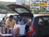 हे फक्त पुण्यात घडू शकतं! 63 वर्षांच्या सरोज Hyundai I20 मधून विकतात पाणीपुरी