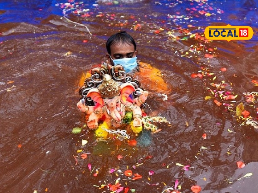 गणेशोत्सवातील सर्वात महत्त्वाचा सोहळा म्हणजे गणेश विसर्जन. परंपरेनुसार गणेश मूर्तीचे विसर्जन नदी, समुद्र किंवा तलावातील वाहत्या पाण्यात केले जाते. वाहते पाणी हे शुद्धीकरण आणि ऊर्जेचा प्रवाह दर्शवित असल्याने त्यामध्ये विसर्जन केल्याने देवत्व निसर्गात विलीन होते, असे मानले जाते. मात्र काही ठिकाणी लोक घरच्या विहिरीत मूर्ती टाकून विसर्जन करतात. पण हे योग्य आहे का? याबद्दलच बीड जिल्ह्यातील माजलगाव तालुक्यातील ज्योतिष रामदेव प्रभू यांनी माहिती दिली आहे. 