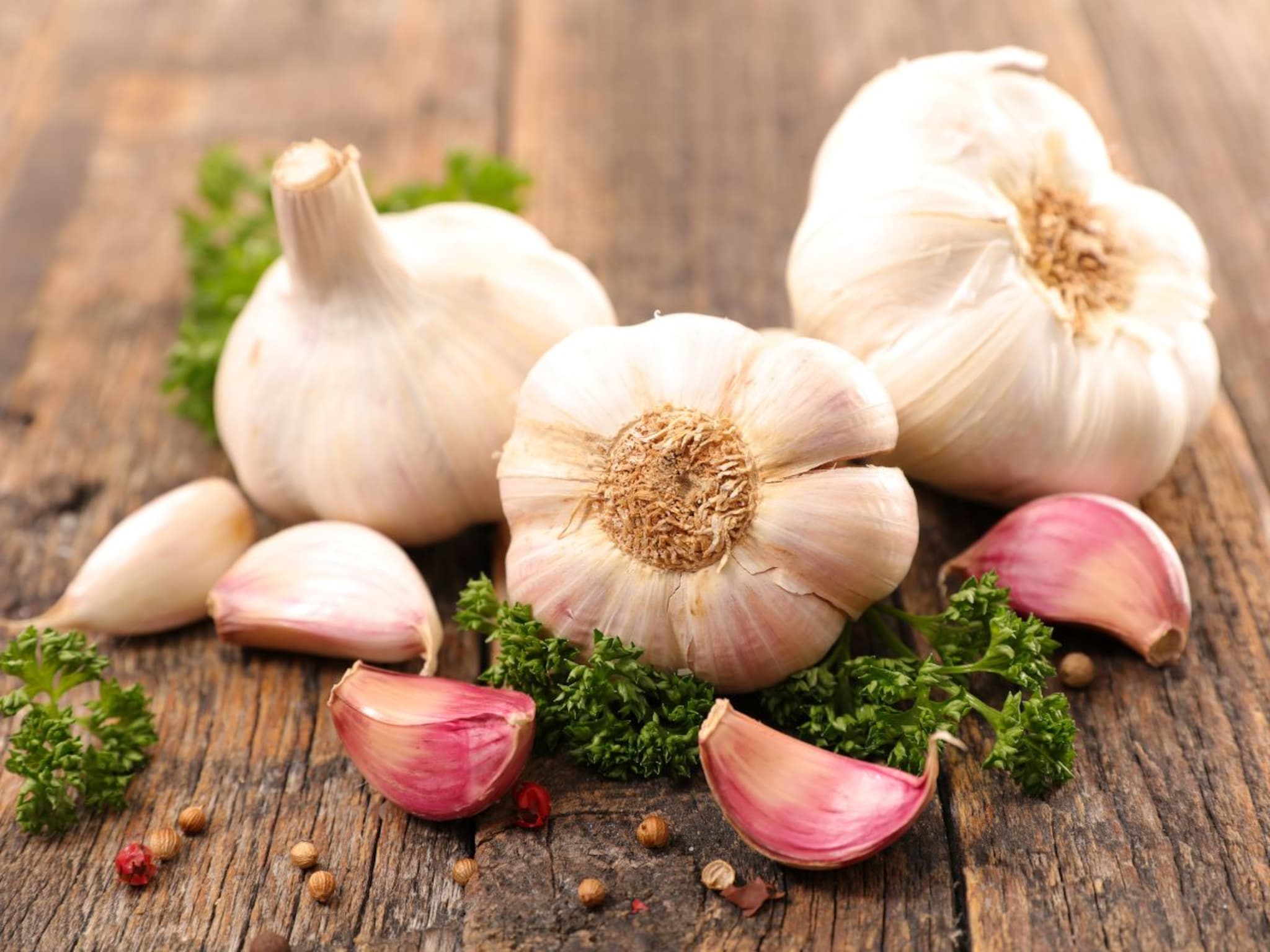 90% लोकांना माहित नसेल खरा आणि बनावट लसूण मधला फरक, 'या' ट्रिक्सने आता होणार नाही फसवणूक