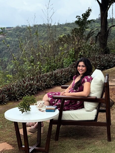 नवीन फायनान्सर शोधले जात असताना, काही महिन्यांनी एक फायनान्सर मिळाला. पण, त्याने एक मोठी अट घातली. गायत्री सांगते, “त्याला इतर सर्व कास्ट चालणार होती, पण त्याला मुख्य अभिनेत्री म्हणून मी नको होते! फक्त एका व्यक्तीला मी नको आहे, म्हणून मला त्या सिनेमातून काढून टाकण्यात आलं!”