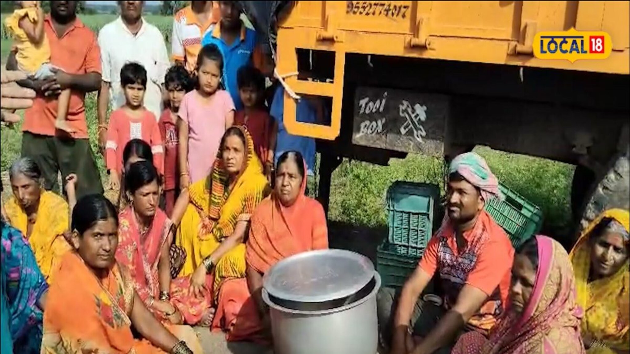 घर गेलं,दुकान गेलं, डोळ्या देखत वाहत गेला प्रपंच... गुरं ढोरं आणि पोरं घेऊन रस्त्यावर आलंय हे गाव 