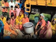घर गेलं,दुकान गेलं, डोळ्या देखत वाहत गेला प्रपंच... गुरं ढोरं आणि पोरं घेऊन रस्त्यावर आलंय हे गाव 