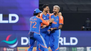 पहिल्याच ओव्हरमध्ये पाकिस्तानची दाणादाण, हार्दिकने घेतलं गोल्डन डक, बुमराहनेही सोडलं नाही पहिल्याच ओव्हरमध्ये पाकिस्तानची दाणादाण, हार्दिकने घेतलं गोल्डन डक, बुमराहनेही सोडलं नाही