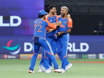 पहिल्याच ओव्हरमध्ये पाकिस्तानची दाणादाण, हार्दिकने घेतलं गोल्डन डक, बुमराहनेही सोडलं नाही