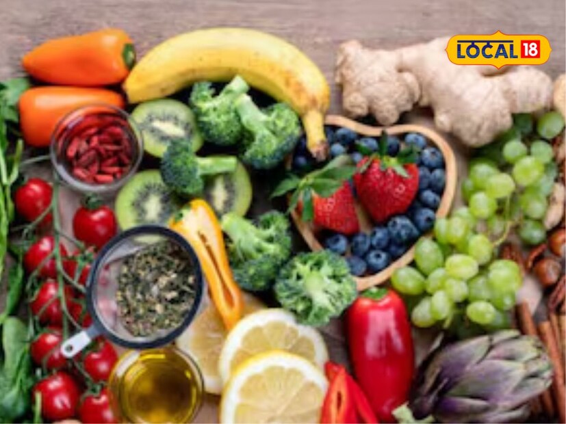 तज्ज्ञांच्या मते, हिरव्या पालेभाज्या, डाळी, दूध, दही, अंडी आणि मासे यामध्ये प्रथिने, झिंक, कॅल्शियम आणि लोह आढळते, जे रोगप्रतिकारक शक्तीसाठी अत्यावश्यक आहे. रोज पुरेसे पाणी पिणे, सूप किंवा हर्बल चहा घेणे हे देखील उपयुक्त ठरते. यामुळे शरीर हायड्रेटेड राहते आणि संसर्गांशी सामना करण्याची क्षमता वाढते.