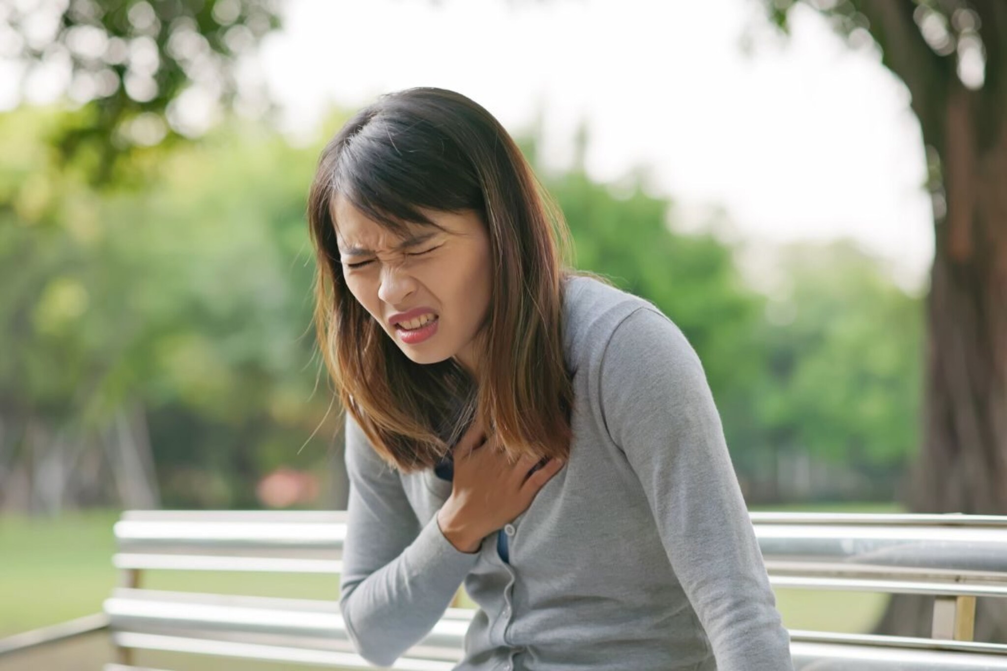 Heart Attack : हार्ट अटॅक टाळता येऊ शकतो! 'या' लक्षणांकडे वेळीच लक्ष दिलं तर वाचू शकतात प्राण