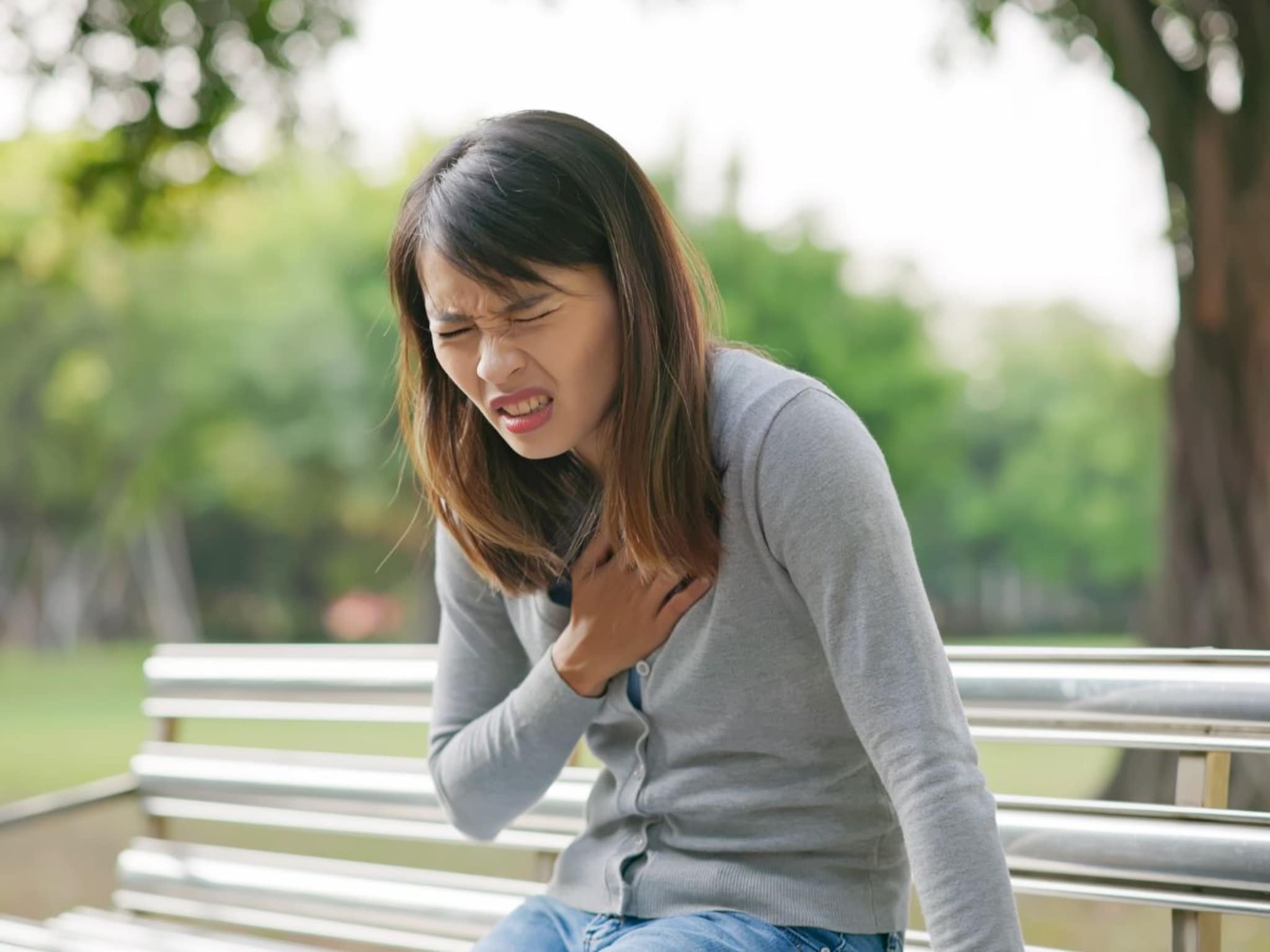 Heart Attack : हार्ट अटॅक टाळता येऊ शकतो! 'या' लक्षणांकडे वेळीच लक्ष दिलं तर वाचू शकतात प्राण