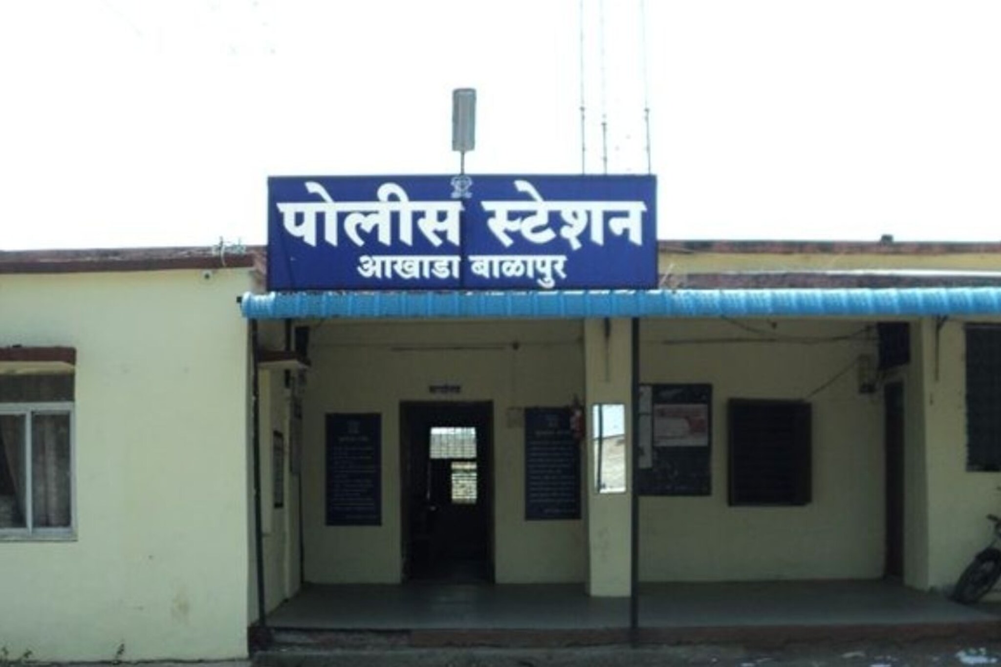 बियर बारच्या बाहेर राडा, तरूणाला पाईपने मारहाण, पाठ झाली निळी-पिवळी