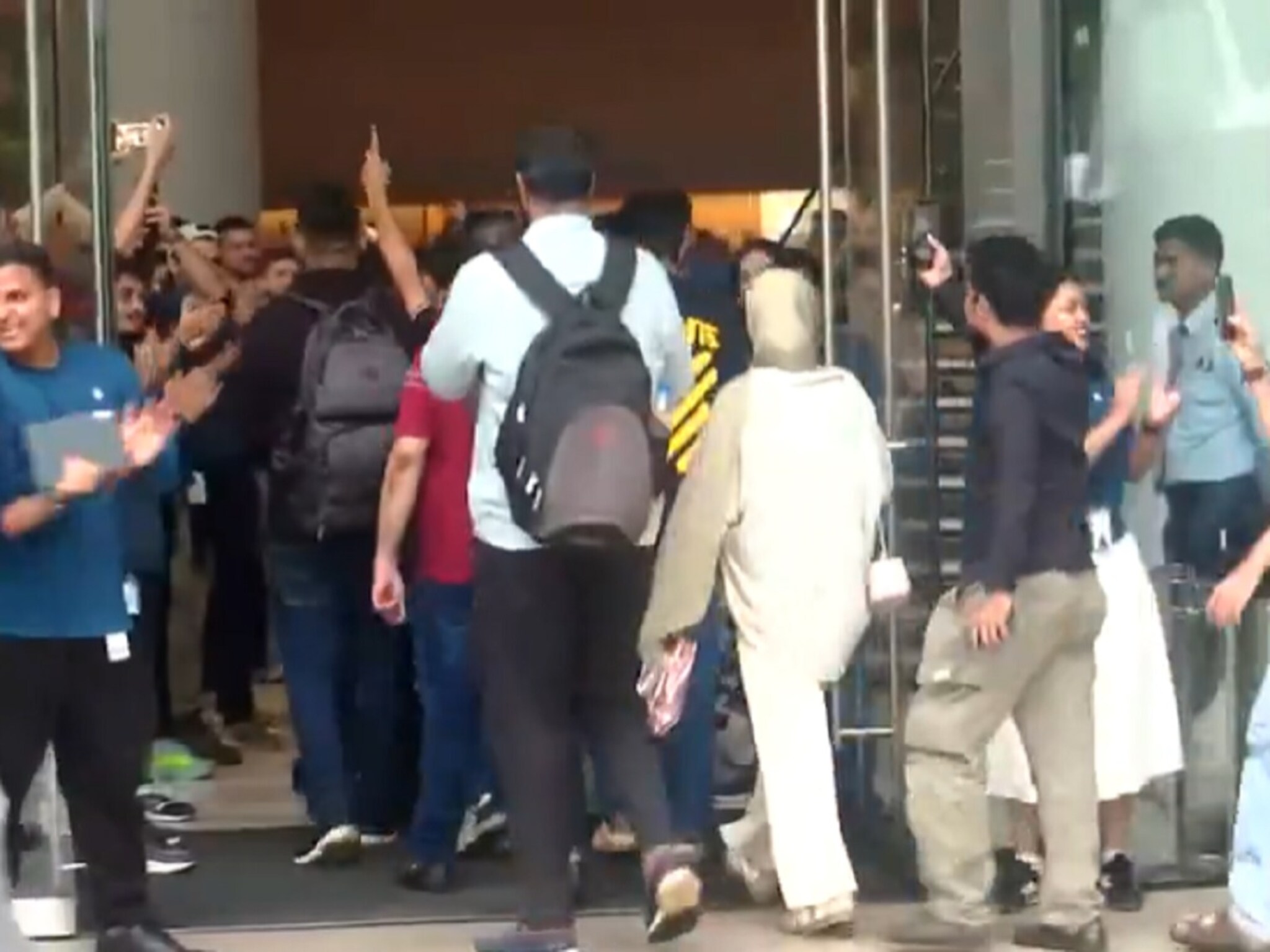 iPhone 17 Series ची लोकांना 'क्रेझ', सेल सुरु होताच अ‍ॅपल स्टोरमध्ये तुफान गर्दी 