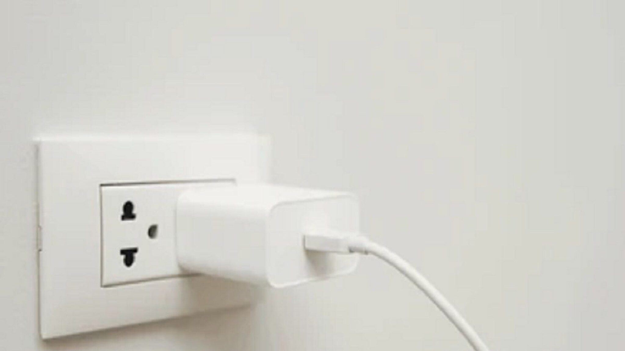 स्मार्टफोन चार्जिंग केल्यानंतर चार्जर सॉकेटमध्येच ठेवता ना? असं पडू शकतं महागात