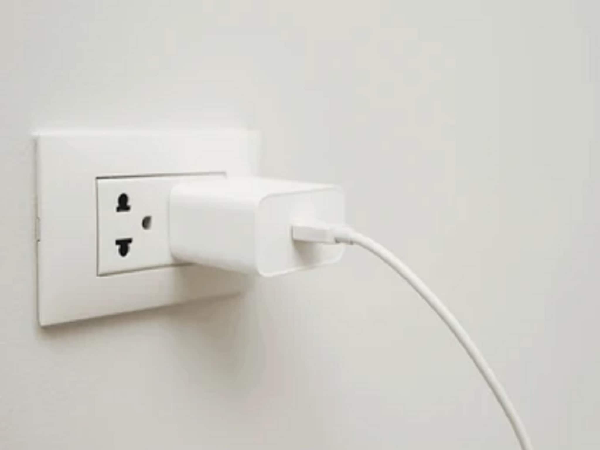 स्मार्टफोन चार्जिंग केल्यानंतर चार्जर सॉकेटमध्येच ठेवता ना? असं पडू शकतं महागात