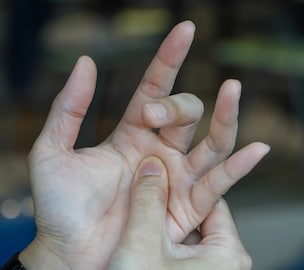 बोटांमध्ये होतायत वेदना आणि जाणवतेय सूज? 'या' गंभीर आजाराचा असू शकतो इशारा बोटांमध्ये होतायत वेदना आणि जाणवतेय सूज? 'या' गंभीर आजाराचा असू शकतो इशारा
