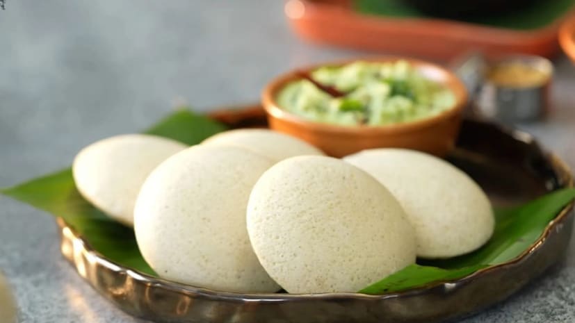 इडली - फर्मेंट केलेल्या तांदळापासून इडली बनवली जाते. जेव्हा वजन कमी करायचा विचार केला जातो तेव्हा इडली खाण्याची शिफारस केली जाते. इडलीमध्ये  कॅलरीज कमी असतात, पोटाला सहज पचवता येतात आणि अतिरिक्त प्रथिने मिळविण्यासाठी सांबारसोबत त्याला खाता येते.